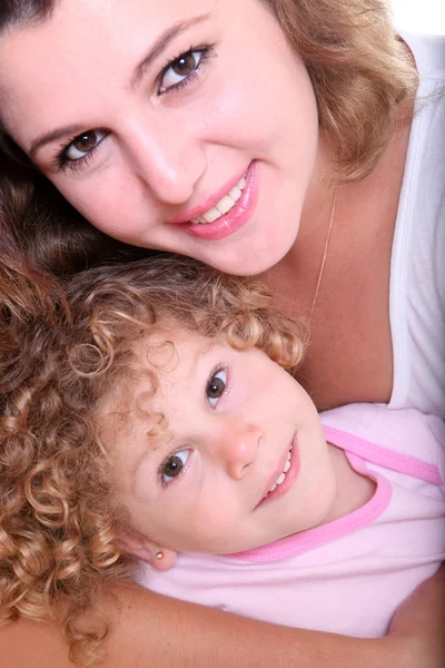Portret matki szczęśliwy, obejmując jej urocze dziecko na białym tle — Zdjęcie stockowe