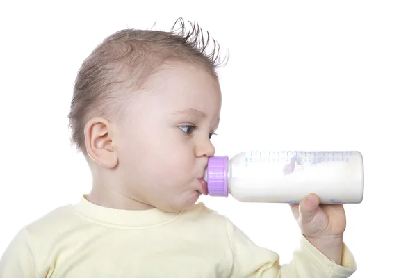 Bebê está bebendo leite — Fotografia de Stock