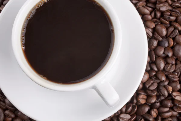 Witte Kop Met Koffie Een Achtergrond Van Granen — Stockfoto
