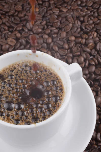 Kahve Taneleri Arka Plan Üzerinde Beyaz Fincan — Stok fotoğraf