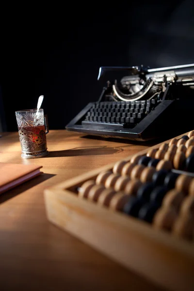 Een Schrijver Bureau Met Een Oude Schrijfmachine Een Notebook Pen — Stockfoto