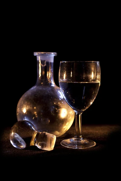 Стакан вина и бутылка вина — стоковое фото