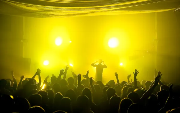 Ondergrondse club music concert met gele lichten Stockfoto