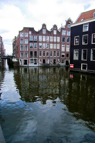 Canal d'eau avec maisons à Amsterdam, Hollande Images De Stock Libres De Droits