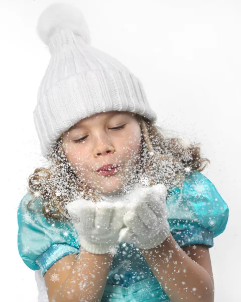 Meisje waait sneeuw — Stockfoto