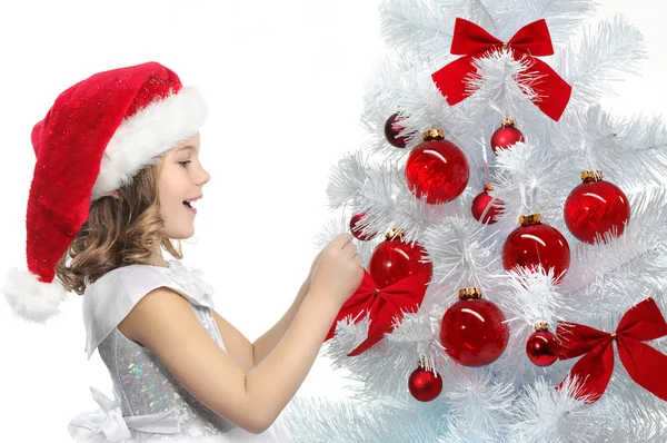 Meisje versieren kerstboom — Stockfoto