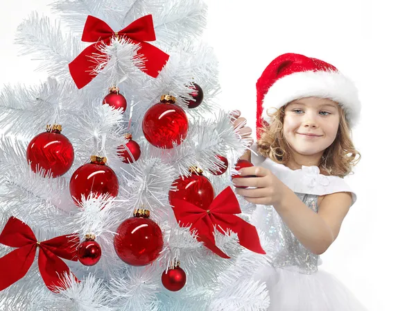 Chica decorando árbol de Navidad — Foto de Stock