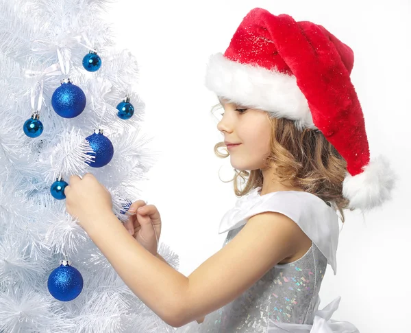 Menina decoração árvore de Natal — Fotografia de Stock