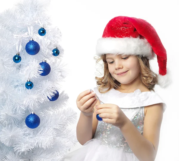 Menina decoração árvore de Natal — Fotografia de Stock