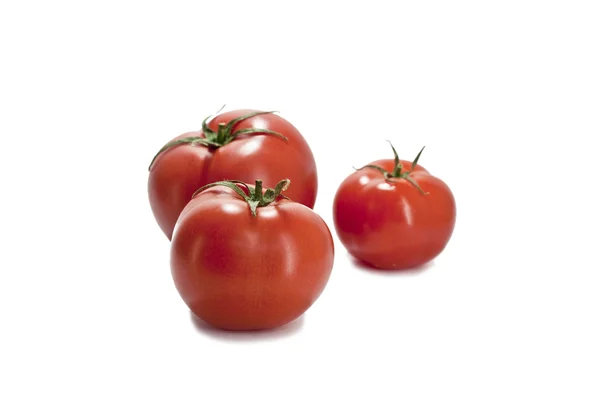 明るい背景にヒープで新鮮な赤いトマト — ストック写真
