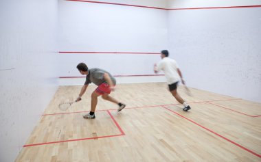Squash oyuncular eylem bir squash kortu (hareket bulanık görüntü üzerinde