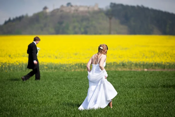 Pareja de boda joven - novio y novia recién casados posando al aire libre — Foto de Stock