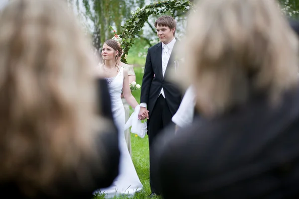 年轻夫妇-新鲜结婚的新郎和新娘构成户外 — 图库照片