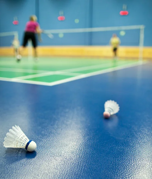 Badminton - badmintonbanor med spelare som tävlar; badmintonbollen — Stockfoto