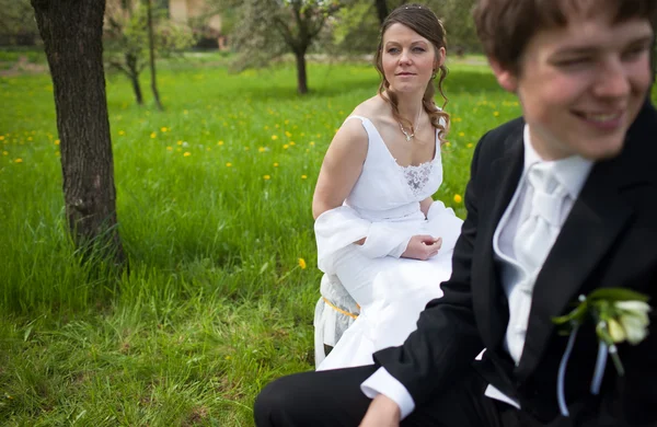 Mladí Svatební pár - čerstvě St ženich a nevěsta pózuje outdoo — Stock fotografie