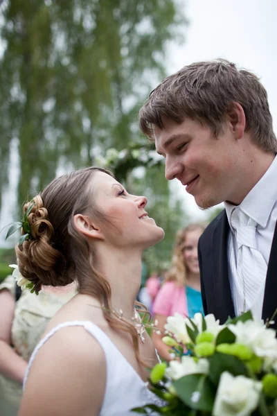 若い結婚式のカップル 結婚式の日に屋外でポーズをとる新婚新郎新婦 — ストック写真