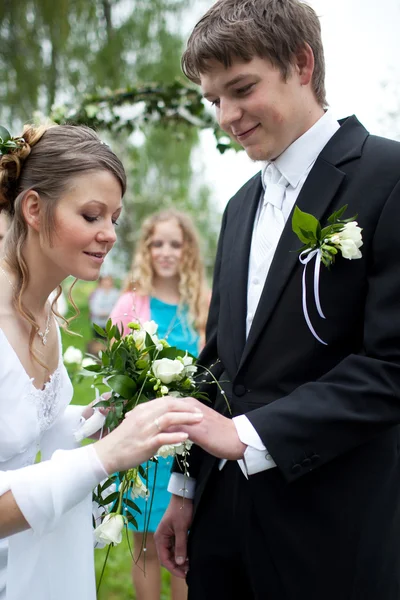 Young wedding couple - freshly wed groom and bride posing outdoo — Stock Photo, Image