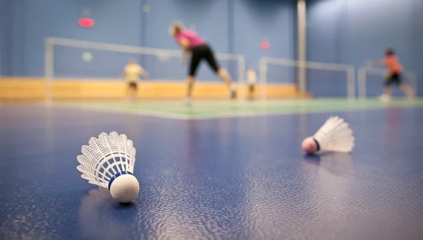 Badminton Badmintonbanen Met Spelers Concurreren Shuttles Voorgrond Ondiepe Dof Afgezwakt — Stockfoto