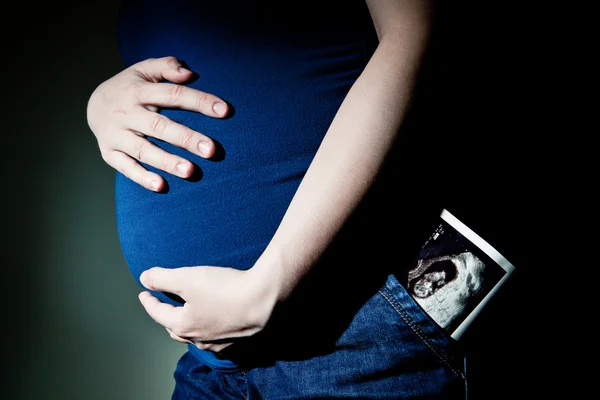 マタニティ コンセプト 妊娠中の若い女性彼女の子供の彼女のポケットの中の超音波写真 — ストック写真