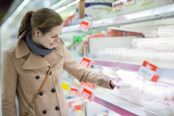 Hezká mladá žena nákupu potravin v supermarketu/centrum/Hokynář — Stock fotografie