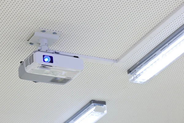 Overhead LCD-projektor i ett moderna klassrum (tonas färgbild) — Stockfoto