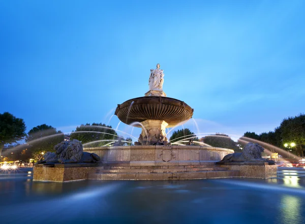 Ночной Снимок Rotonde Fountain Центральная Развязка Аден Провансе Франция — стоковое фото