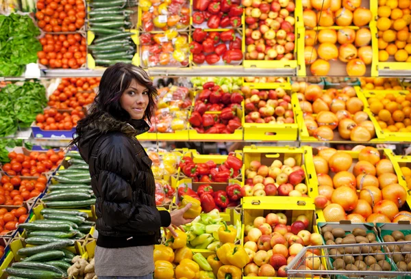 Hermosa Joven Que Compra Frutas Verduras Departamento Productos Supermercado Tienda —  Fotos de Stock