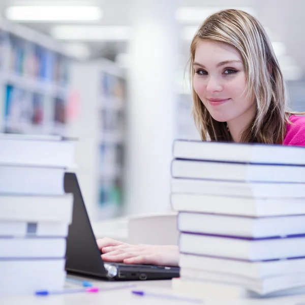 Kütüphane - laptop ile güzel, Bayan öğrenci ve wo kitaplar — Stok fotoğraf