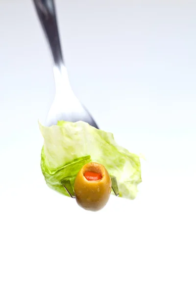 Tenedor witn una aceituna aislada en blanco — Foto de Stock