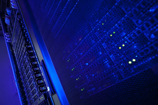 Server rek cluster in een datacenter (ondiepe Dof; kleur afgezwakt ik — Stockfoto