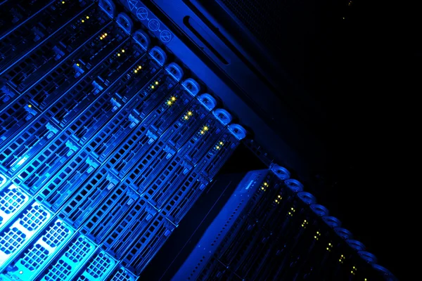 Server-Rack-Cluster in einem Rechenzentrum (flach dof; farbig getönt i — Stockfoto