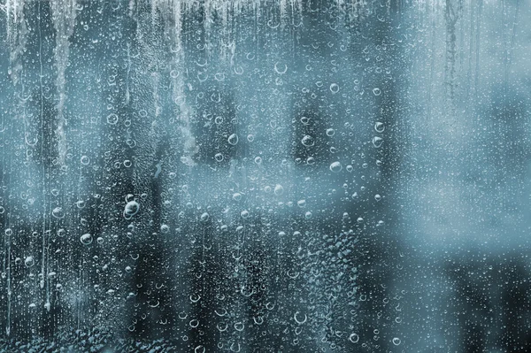 窓からすに雨の滴 — ストック写真
