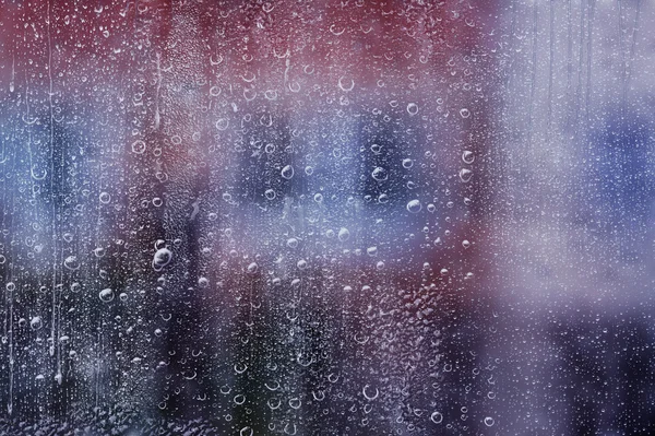 在窗玻璃上的雨水滴 — 图库照片