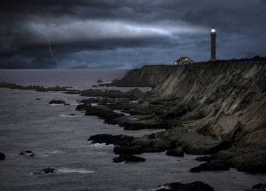 gece ağır bir fırtına sırasında bir deniz feneri