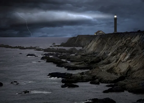 夜に重い嵐の間に灯台 — ストック写真