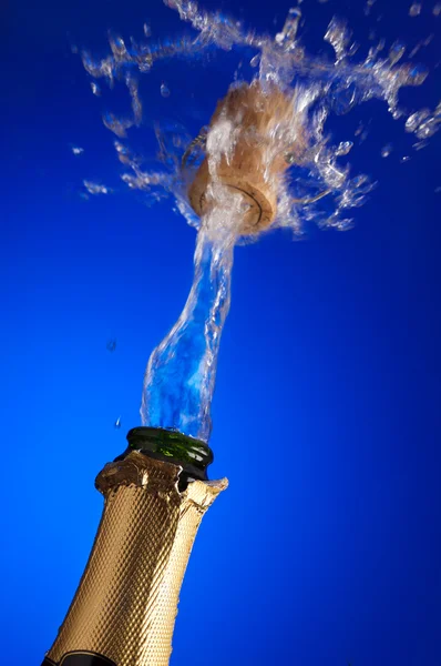 任人唯亲的香槟酒瓶用软木飞走上液体的 clos 建设 — 图库照片