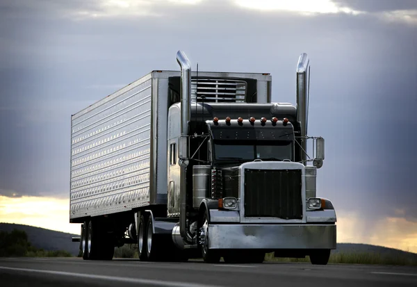 Большой грузовик, едущий по шоссе — стоковое фото