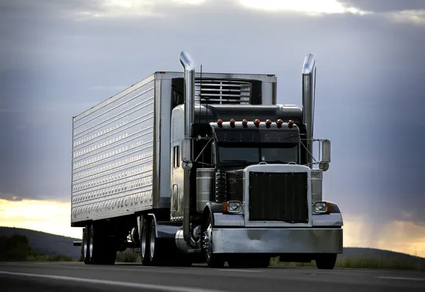 Wielkie ciężarówki jazdy na autostradzie Obrazy Stockowe bez tantiem