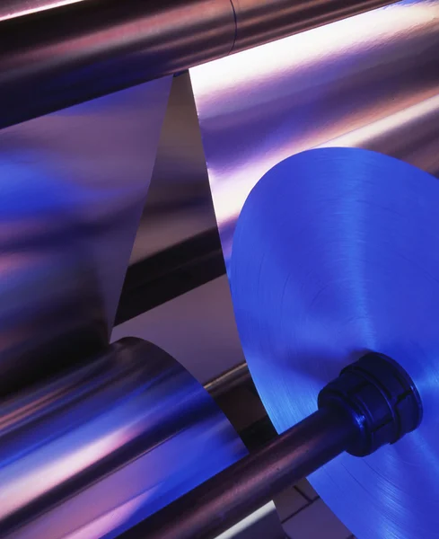 Maskin bearbetning tunn aluminiumfolie i en fabrik — Stockfoto