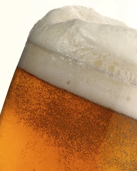 Detal piwa do szklanki z pianki i pęcherzyki — Zdjęcie stockowe