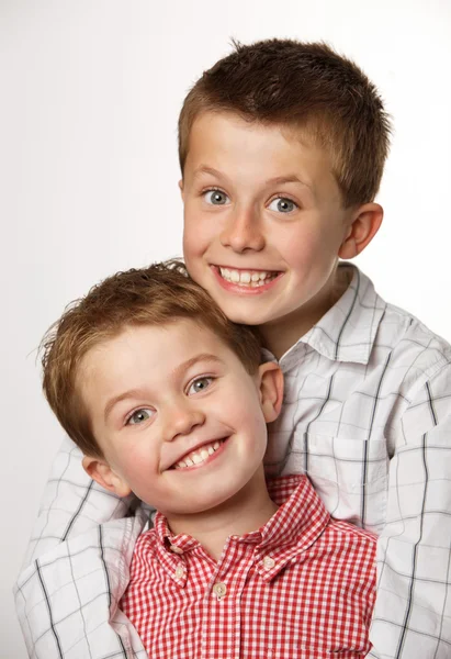 Två unga pojkar med smilling — Stockfoto