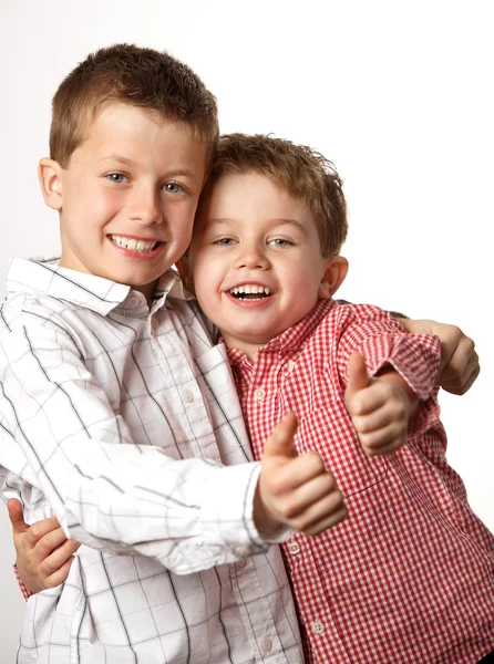 Dva mladí kluci s palec nahoru — Stock fotografie