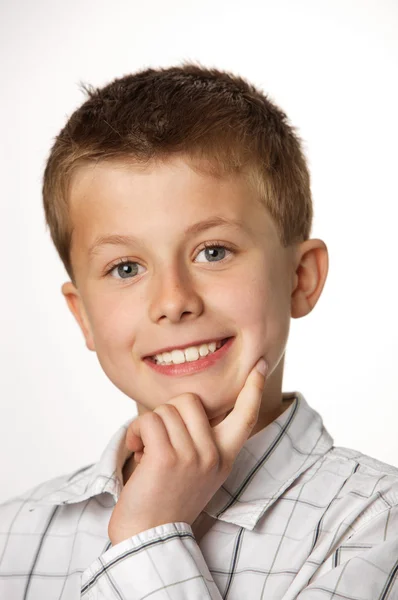Χαριτωμένο μικρό αγόρι που σκέφτεται με θετική έκφραση — Φωτογραφία Αρχείου