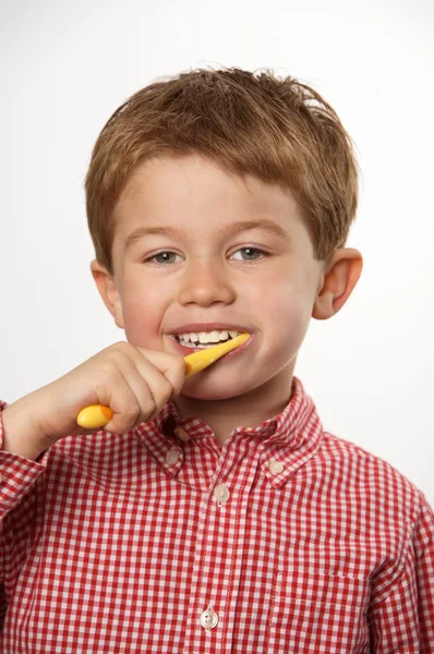 Ładny chłopiec szczotkowanie zębów z pozytywnych wypowiedzi — Zdjęcie stockowe