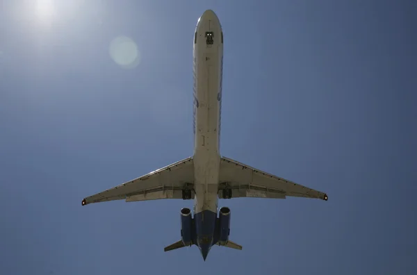 Самолет с голубым небом — стоковое фото