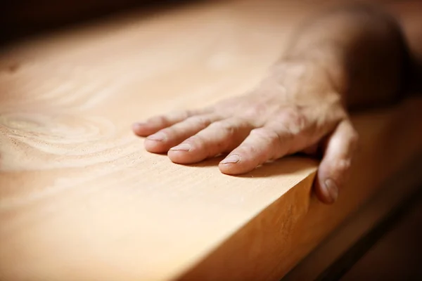 Mão sobre madeira — Fotografia de Stock