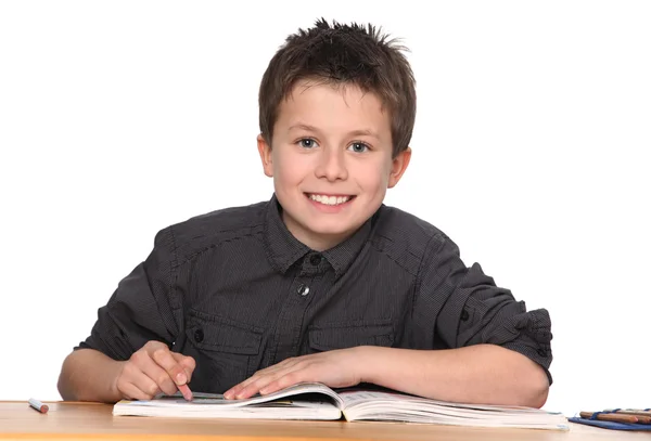 Χαριτωμένο Νεαρό Αγόρι Μάθηση Λευκό Φόντο — Φωτογραφία Αρχείου