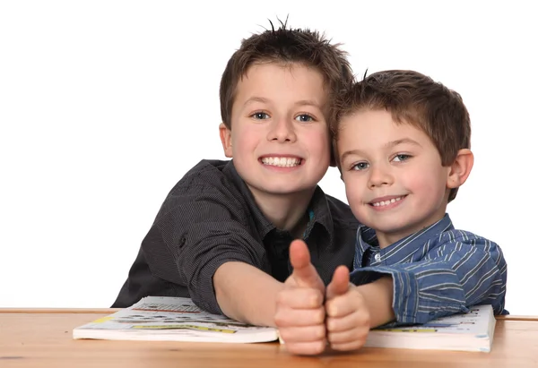 Δύο νεαρά αγόρια, εκμάθηση — Φωτογραφία Αρχείου