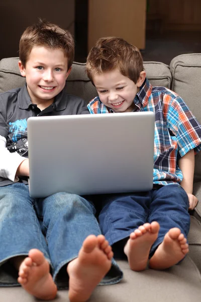Niños con computadora — Foto de Stock