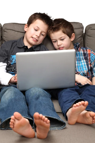 Niños con computadora — Foto de Stock